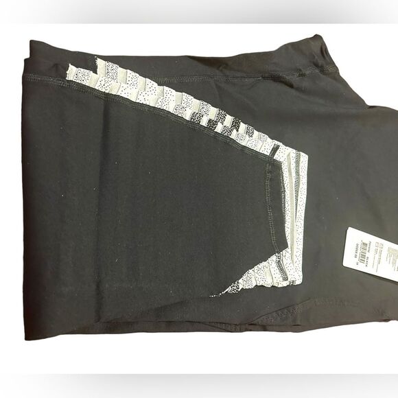 Shape size 3x leggings. Moisture wicking . Stretch/ tighter fit more movement. - Picture 3 of 6